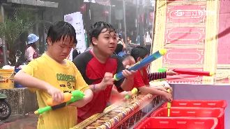 越濕氣越旺！新北潑水節民帶水槍開戰