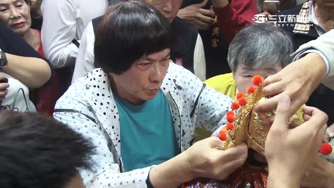 求神求病癒！豬哥亮花40萬替神添衣