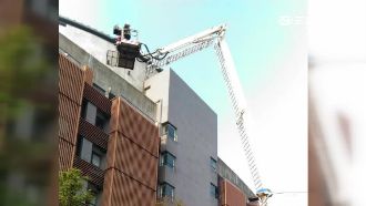 一家四口全裸站陽台　消防員救火傻眼