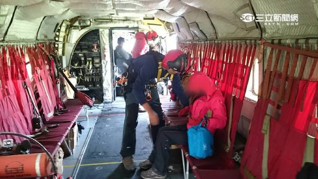 登山受傷堅持搭直昇機　救難隊陪淋雨