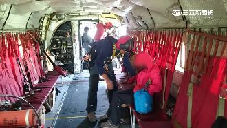 登山受傷堅持搭直昇機　救難隊陪淋雨