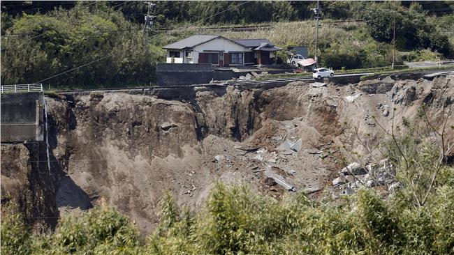聯外交通中斷　南阿蘇村傳十台人受困