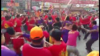 揮關刀、狼牙棒　朝天宮前陣頭全武行