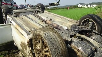 只顧開窗趕蚊子　母女開車翻落農田