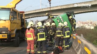 南屯交流道槽車翻覆　駕駛無生命跡象