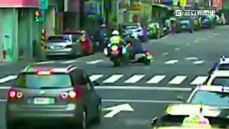 騎單行道急左轉　女騎士撞警用重機