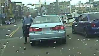 駕照參考用？阿伯駕駛硬要鑽結果…