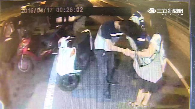 逆向衝高架橋　酒駕男耍賴裝累盧女友