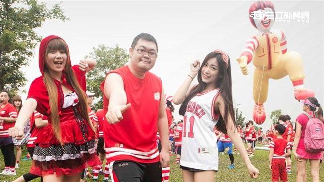 女神穿紅襪尬四叉貓　麥當勞路跑獻愛