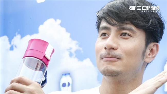 向瓶裝水SAY NO　男星都這樣喝
