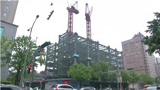 鬧區驚險高空塔吊　民眾逛街渾不知