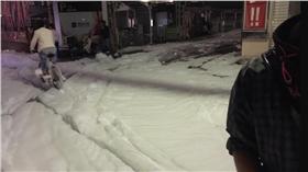 日本地震後，福岡街道上出現大面積泡沫！（圖／央廣網）