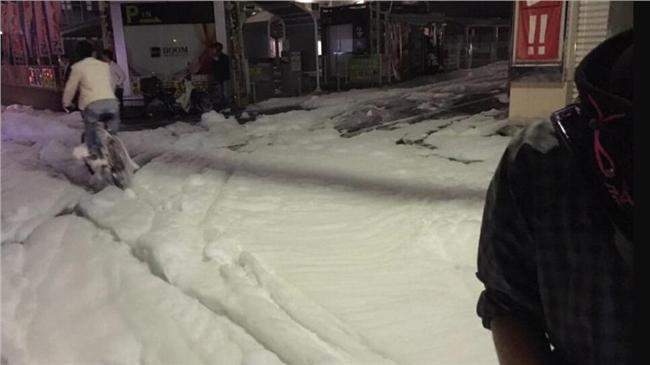 日本地震後　福岡街道出現大面積泡沫