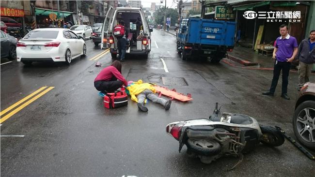 又是突開車門！騎士煞不住撞上遭輾斃