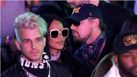 李奧納多與蕾哈娜
翻攝自US WEEKLY
http://www.usmagazine.com/celebrity-news/news/rihanna-and-leonardo-dicaprio-spotted-together-at-coachella-w203072