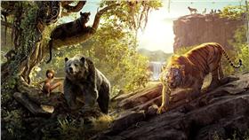 與森林共舞　圖／翻攝自迪士尼影業臉書