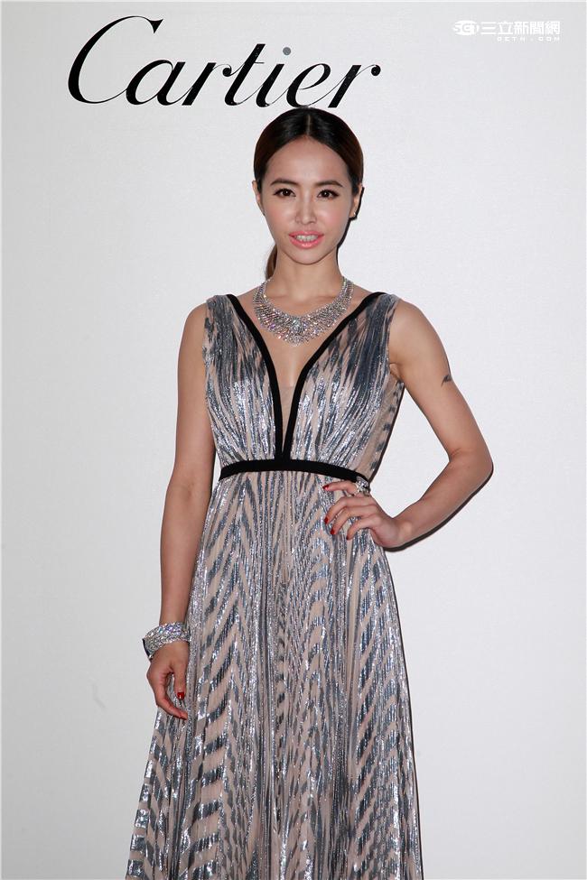 蔡依林身穿性感大深V禮服戴著11億卡地亞珠寶亮相。（記者邱榮吉/攝影）