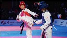 跆拳道女將黃懷萱（左）日前為台灣踢下奧運門票，原本還不確定是由她參賽，但黃韻文18日決定退出奧運國手選拔，黃懷萱「突然」搭上奧運班機前進里約，讓她感覺不太踏實。（圖／中央社）