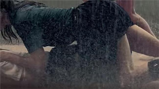 影／女高校生雨中激戰　制服全濕透