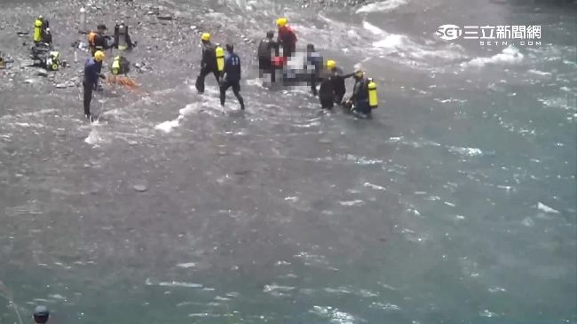 3公尺瀑布躍下　溯溪教練沒再浮起