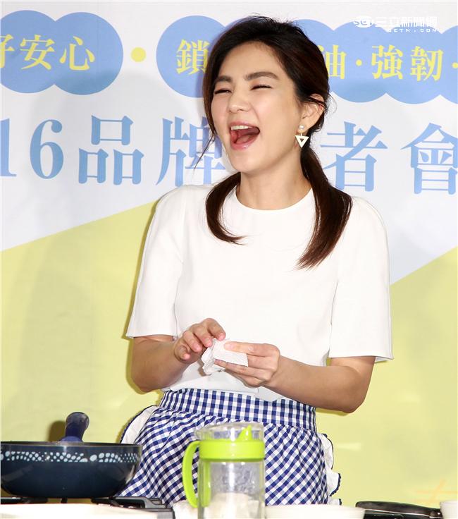 Ella分享少油美食，親自製作愛心便當。（記者邱榮吉/攝影）