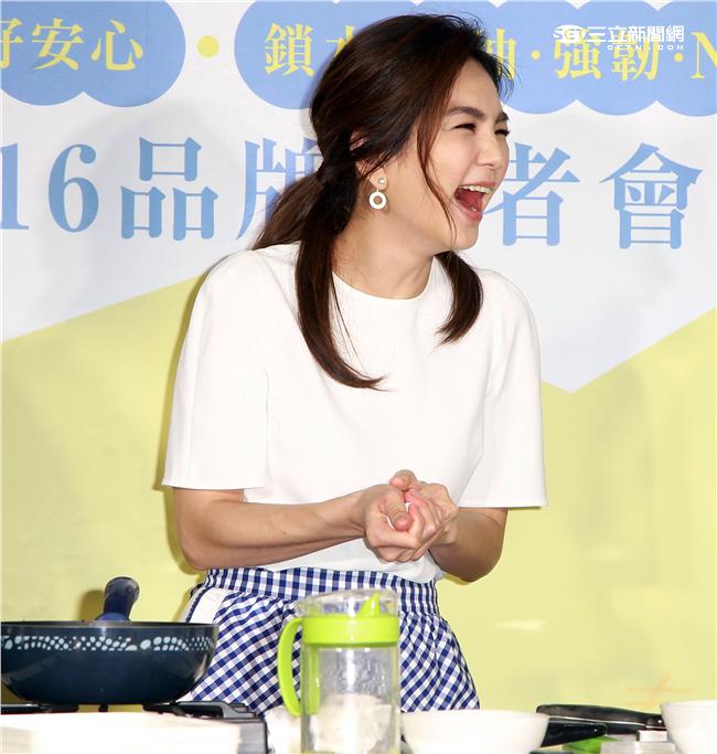 Ella分享少油美食，親自製作愛心便當。（記者邱榮吉/攝影）