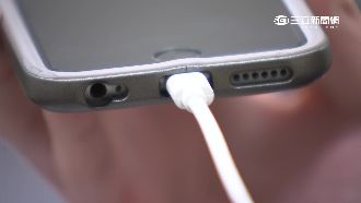 充電時講手機　電磁波強到像微波爐