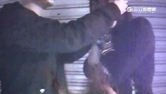 女手中藏毒被活逮　求情失敗當街痛哭