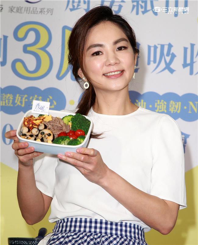 Ella分享少油美食，親自製作愛心便當。（記者邱榮吉/攝影）