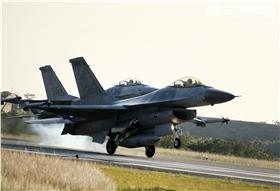 我國F-16A/B戰機成功升級為F-16V，搭載的武器也跟著提升，可以說是目前戰力最強大的F-16戰機， F-16戰機是一架單發動機，多重任務戰術飛機，配備有內建的M61火神式機砲，可裝空射式魚叉飛彈、小牛飛彈、先進中程空對空飛彈、響尾蛇飛彈等等，對加強台灣空防能力大有幫助。（記者邱榮吉/攝影）
