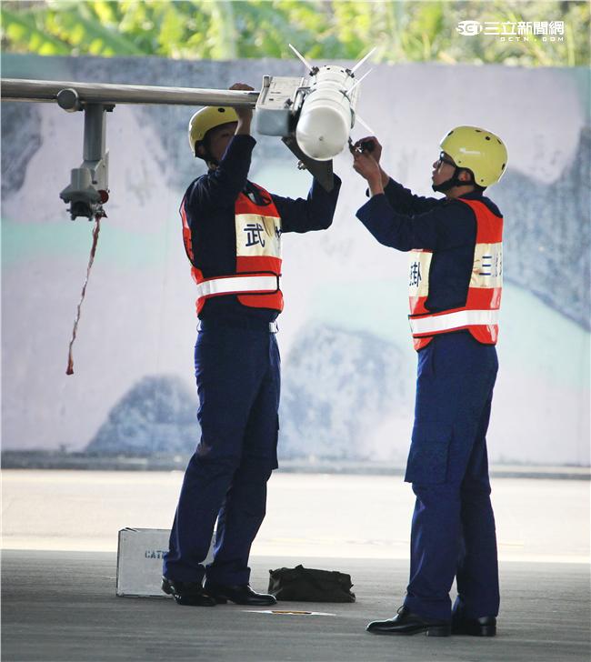 我國F-16A/B戰機成功升級為F-16V，搭載的武器也跟著提升，可以說是目前戰力最強大的F-16戰機， F-16戰機是一架單發動機，多重任務戰術飛機，配備有內建的M61火神式機砲，可裝空射式魚叉飛彈、小牛飛彈、先進中程空對空飛彈、響尾蛇飛彈等等，對加強台灣空防能力大有幫助。（記者邱榮吉/攝影）