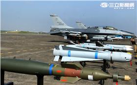 我國F-16A/B戰機成功升級為F-16V，搭載的武器也跟著提升，可以說是目前戰力最強大的F-16戰機， F-16戰機是一架單發動機，多重任務戰術飛機，配備有內建的M61火神式機砲，可裝空射式魚叉飛彈、小牛飛彈、先進中程空對空飛彈、響尾蛇飛彈等等，對加強台灣空防能力大有幫助。（記者邱榮吉/攝影）
