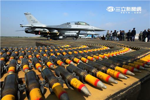我國F-16A/B戰機成功升級為F-16V，搭載的武器也跟著提升，可以說是目前戰力最強大的F-16戰機， F-16戰機是一架單發動機，多重任務戰術飛機，配備有內建的M61火神式機砲，可裝空射式魚叉飛彈、小牛飛彈、先進中程空對空飛彈、響尾蛇飛彈等等，對加強台灣空防能力大有幫助。（記者邱榮吉/攝影）
