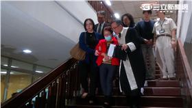 薛母及妻子接受媒體訪問。（楊忠翰攝）