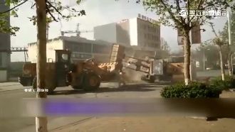 影／最瘋狂群架！推土機當街互鏟鬥毆