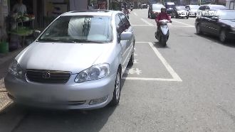 開車違停機車待轉區　駕駛：沒差啦！