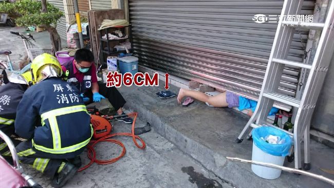 婦被鐵捲門壓屁股　趴地等救援險賠命