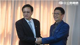 行政院發言人孫立群（右）與準行政院發言人童振源。記者盧素梅攝