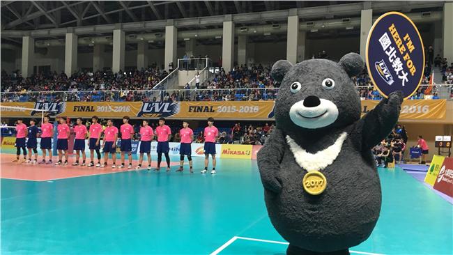 熊讚光臨大專排球聯賽　粉絲搶合照