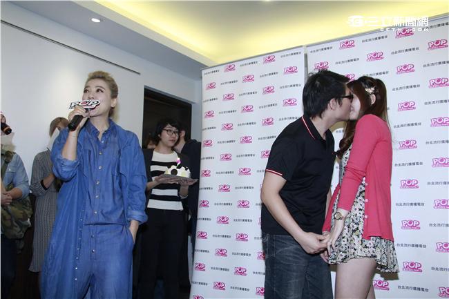 20160419-丁噹今出席電台活動到祐德高中探班，為準備考試的高中生加油打氣。