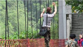 觀光,景點,拍照,安全,天長吊橋,遊客,網友,賠償,意外(臉書 https://www.facebook.com/photo.php?fbid=1406659399351076&set=gm.885165758282257&type=3&theater)