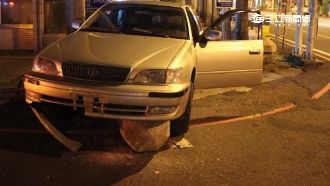 不滿判決？男子駕車撞屏東地院人行道