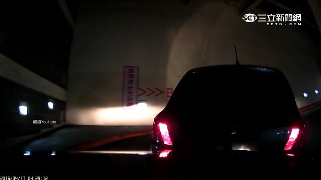 停車場彎過頭？駕駛緊張踩油門撞後車