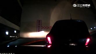 停車場彎過頭？駕駛緊張踩油門撞後車