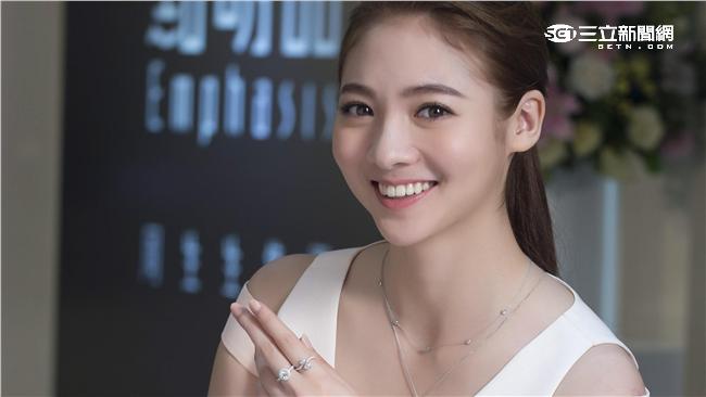 女星把珍珠養在貝殼裡　以為它會長大