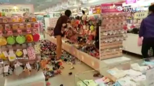 女子發狂鬧商場　架上商品掃底板