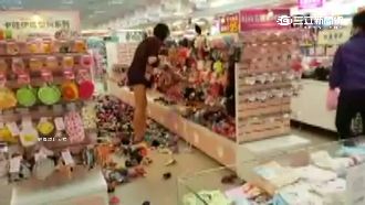 女子發狂鬧商場　架上商品掃底板