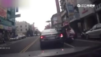 又是路間開車門！無辜騎士當場彈飛