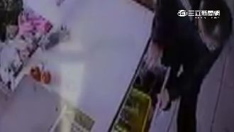 老闆尿尿回來錢被扒　怒調監視器抓人