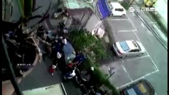 車當彈簧床跳　屁孩爬車頂「一直跳」